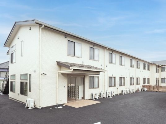 白い建物の外観  