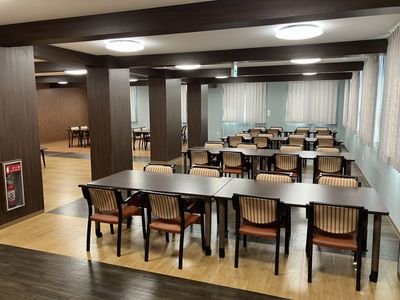 家具が並ぶ広がりのダイニング