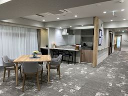 共用スペースの明るい居間