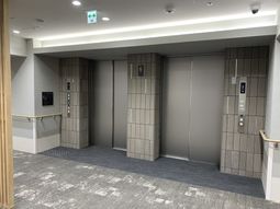 清潔感のあるエレベーターホール