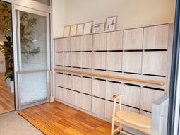 木材感のある洗練されたエントランス