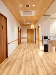 木目調の明るい廊下