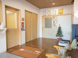木の温もりある入口