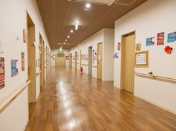 長い廊下と掲示物