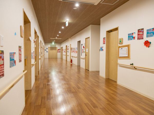 長い廊下と掲示物