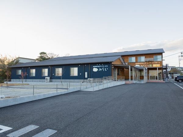 段差のない施設外観
