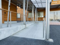 木製の建物の入口