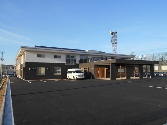 駐車場と建物外観  