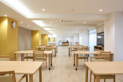 広々とした食堂の風景