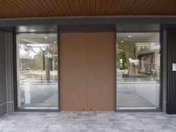 広く清潔なエントランス