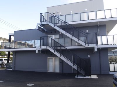 シックな外観の建物