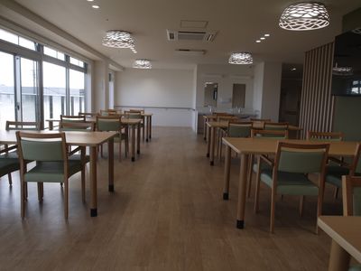 清潔感溢れる食堂スペース