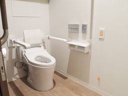 手すり付きトイレの内観