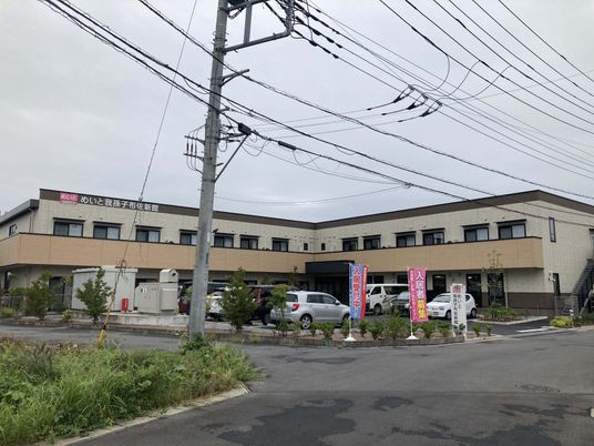 駐車場のある建物外観