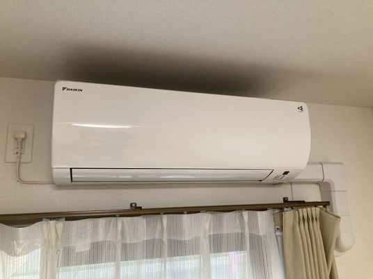 壁に設置された空調設備