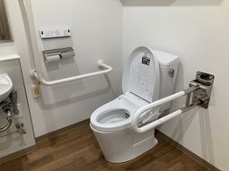手すり付きのトイレ