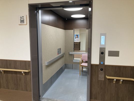 広々としたエレベーター