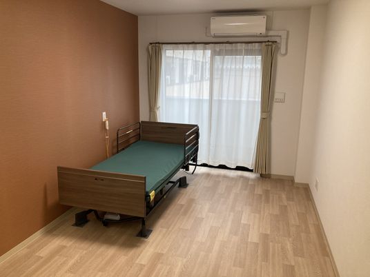 ベッドが置かれた居室