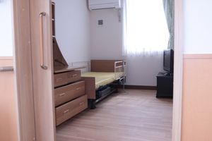 窓際のベッドがある居室
