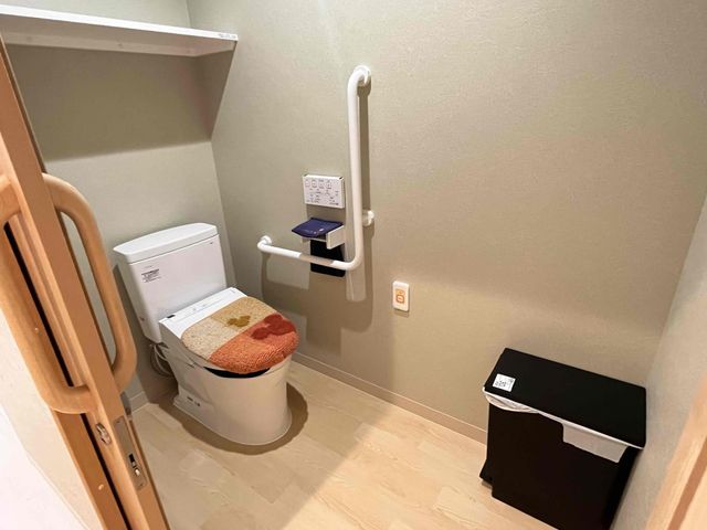 バリアフリー対応トイレ トイレ 手すり付きで安全に設計された清潔なトイレ空間です。利用者の快適性を考慮した設備が整っております。