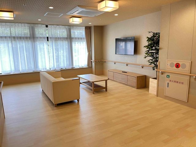 落ち着いた共有ラウンジ 談話室 明るく開放的な空間で、リフレッシュやくつろぎの時間を過ごせるラウンジです。周囲は自然光が差し込むゆったりとした雰囲気が漂っています。
