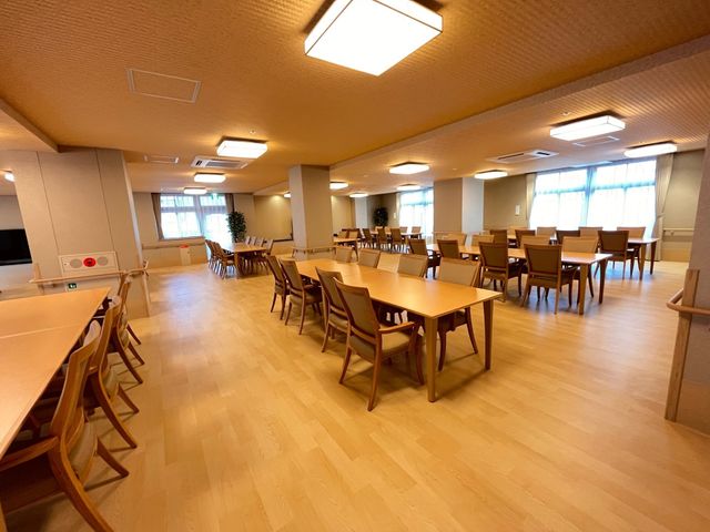 広々とした明るい食堂 食堂 ゆったりとした食堂で、採光がたっぷりと入り、明るく開放感のある空間が広がっています。ご利用者同士のコミュニケーションも活発に行える落ち着いた環境です。