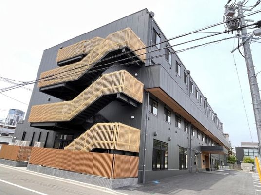 黒と木目調のモダン外観