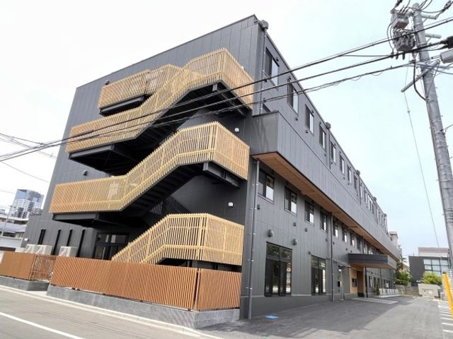 黒と木目調のモダン外観 外観 現代的なデザインの建物は、スタイリッシュな印象を与えます。ゆったりとした空間でお仕事をされたい方に適しています。