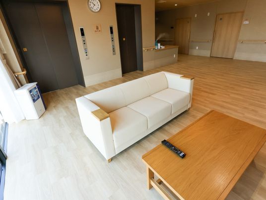 明るいラウンジの様子