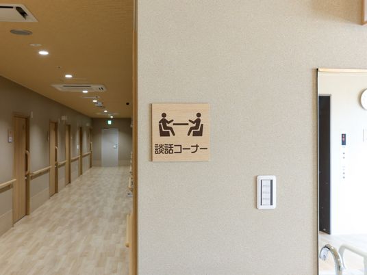 広々とした廊下の光景