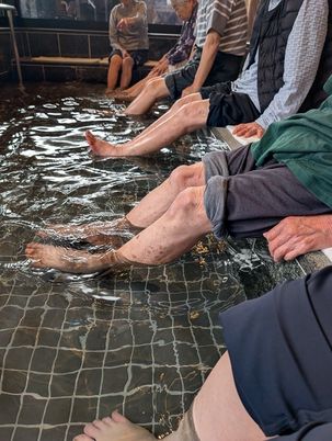 足湯を楽しむ人々