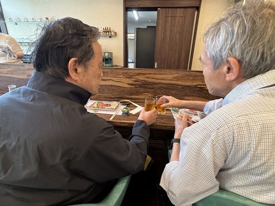 談笑するシーンの食堂