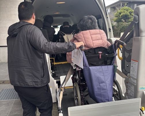 車いす用の送迎車
