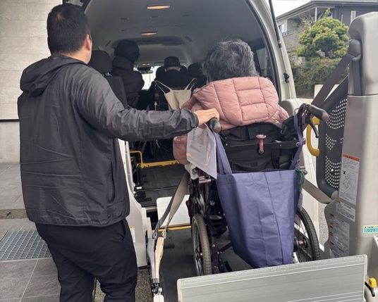 車いす用の送迎車