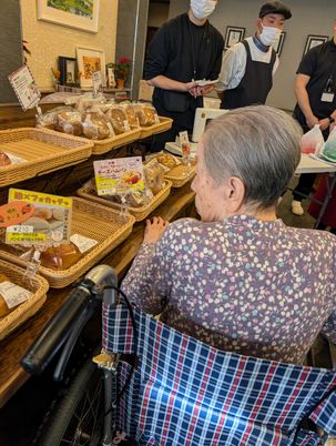 ベーカリーでの買い物の様子