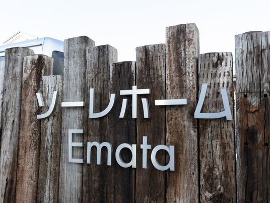 看板を見る様子