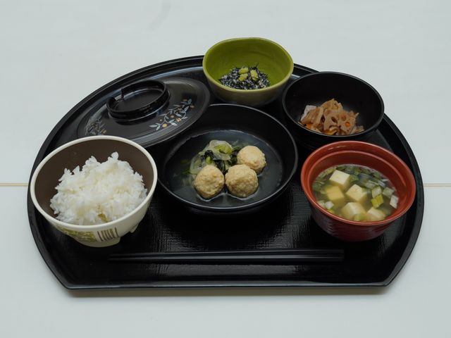 栄養バランスの整った食事 食事 健康を考えたバランスの良い食事例です。栄養が考慮された献立で、働く上での活力を支えます。
