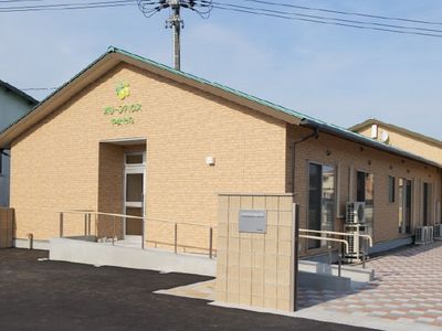 明るい外壁の建物正面