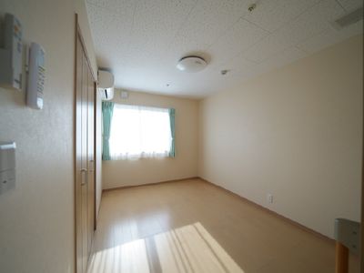 明るいシンプルな居室