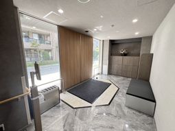 エントランスの明るい様子