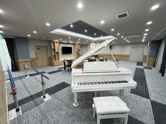 機能訓練室のピアノとバー