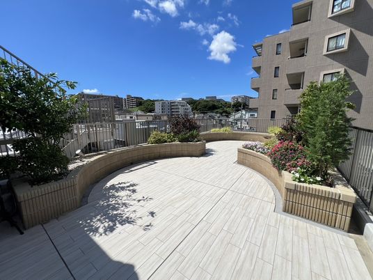 屋外の整えられた中庭