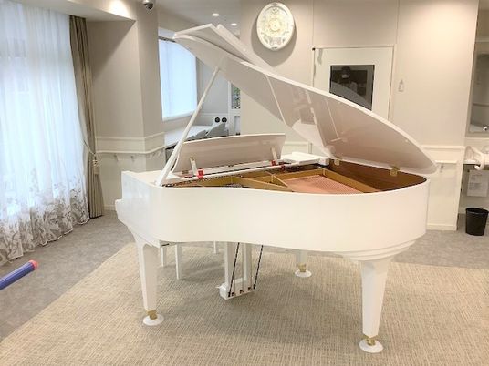 白色グランドピアノのある部屋