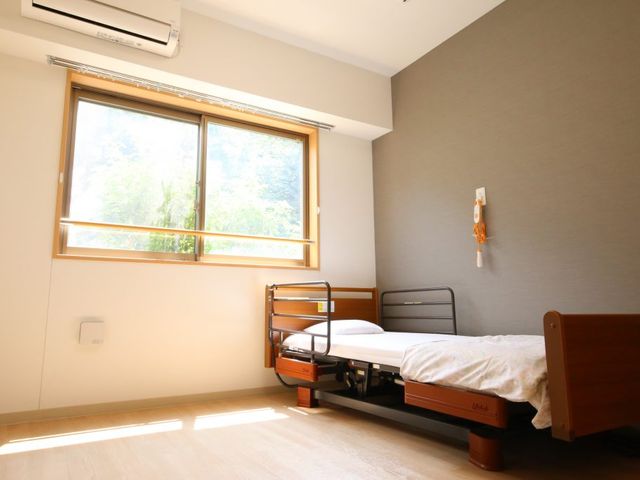 日差しの入る快適な居室 居室 窓から自然光が差し込み、温もりのある広々とした居室です。個々の生活スタイルに合わせた空間で安らぎの時間をお過ごしいただけます。
