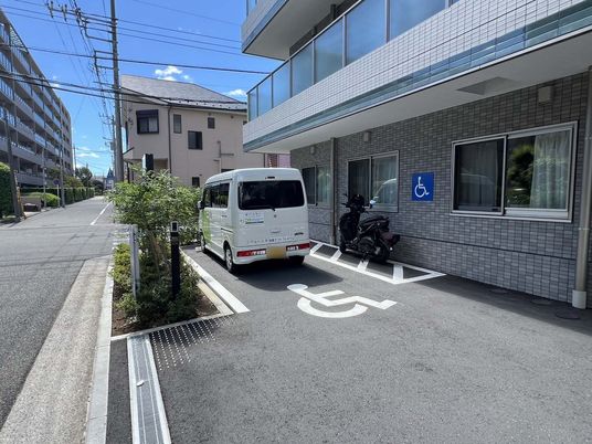 バリアフリー設計のエントランス