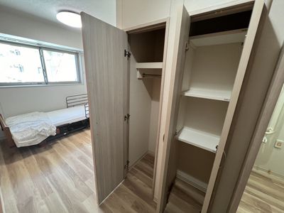 居室の開かれたクローゼット