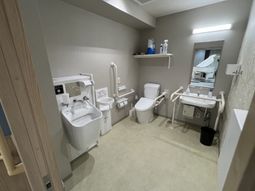 広々とした明るいトイレ