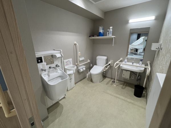広々とした明るいトイレ