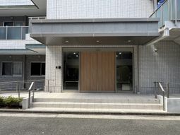 エントランスの明るい風景