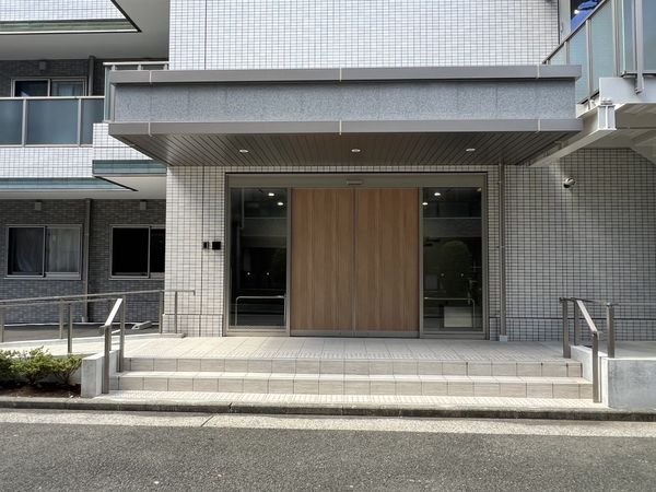 エントランスの明るい風景
